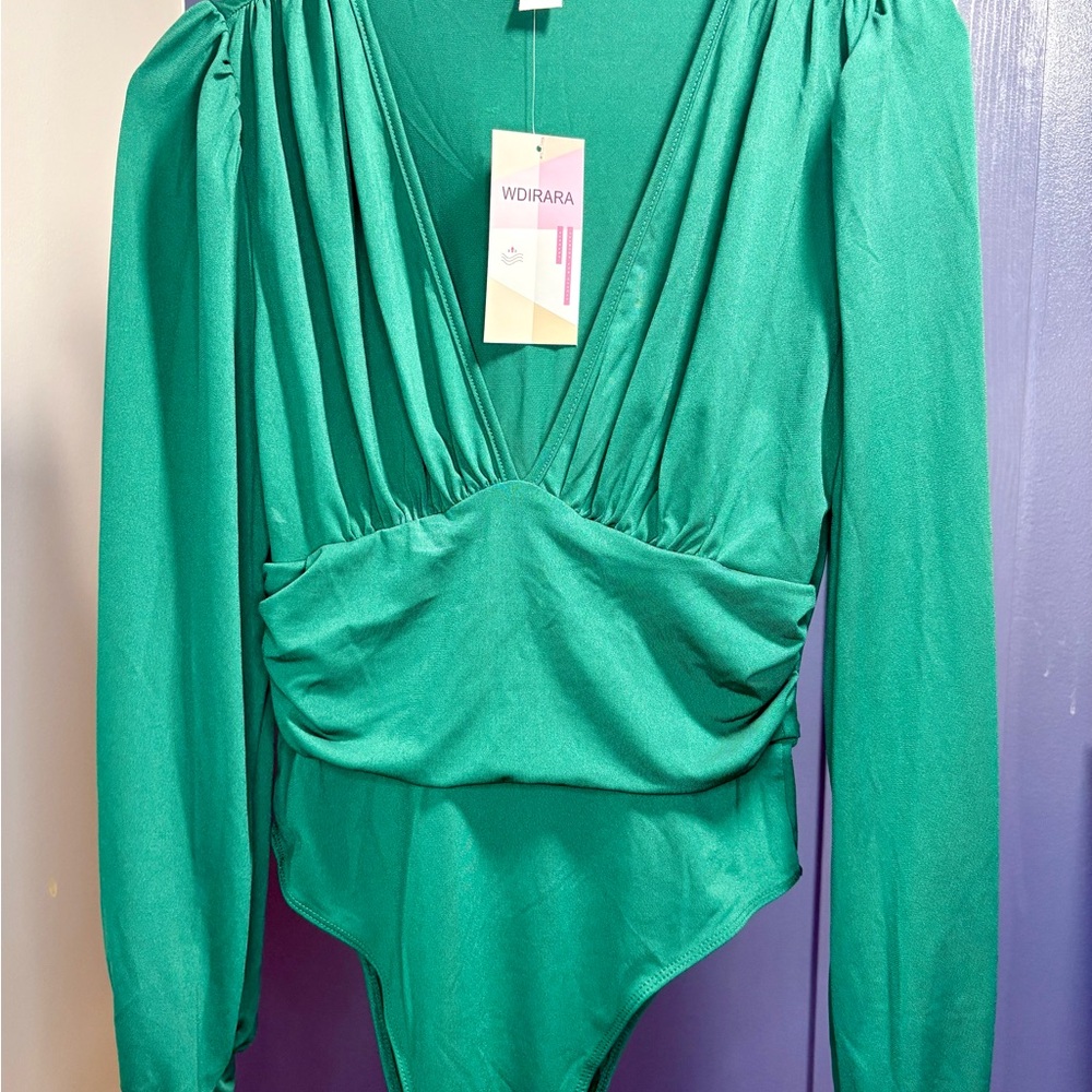 NWT’s WDIRARA Green V-Neck Bodysuit